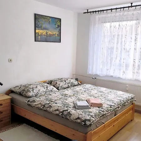 Center 5 Beds Apartmán